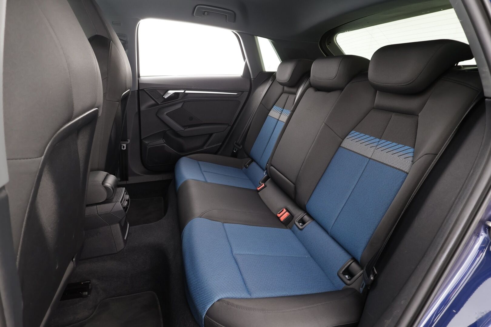 Audi A3 2024 Sportback Business 30 TFSI 81kW MHEV S tronic * ACC / P.tutka / LED / Sporttipenkit / Digimittaristo / Lohko+Sisä * - 1.Om Suomi-auto / Kahdet renkaat aluvanteilla / Merkkihuollettu