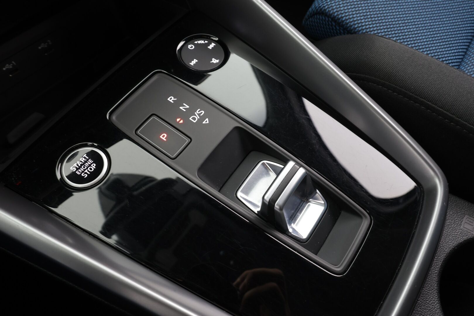 Audi A3 2024 Sportback Business 30 TFSI 81kW MHEV S tronic * ACC / P.tutka / LED / Sporttipenkit / Digimittaristo / Lohko+Sisä * - 1.Om Suomi-auto / Kahdet renkaat aluvanteilla / Merkkihuollettu