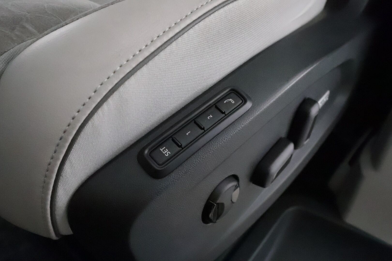 Volkswagen ID. Buzz 2024 150kW PRO Business 77 kWh **Sähköovet / Muistipenkit / Hieronta / IQ.Light / Adapt.vakkari / Navi** - 3,99 % KORKOTARJOUS TÄHÄN AUTOON - 1.Om Suomi-auto / Kahdet renkaat aluvanteilla / Koukku / Sähköluukku