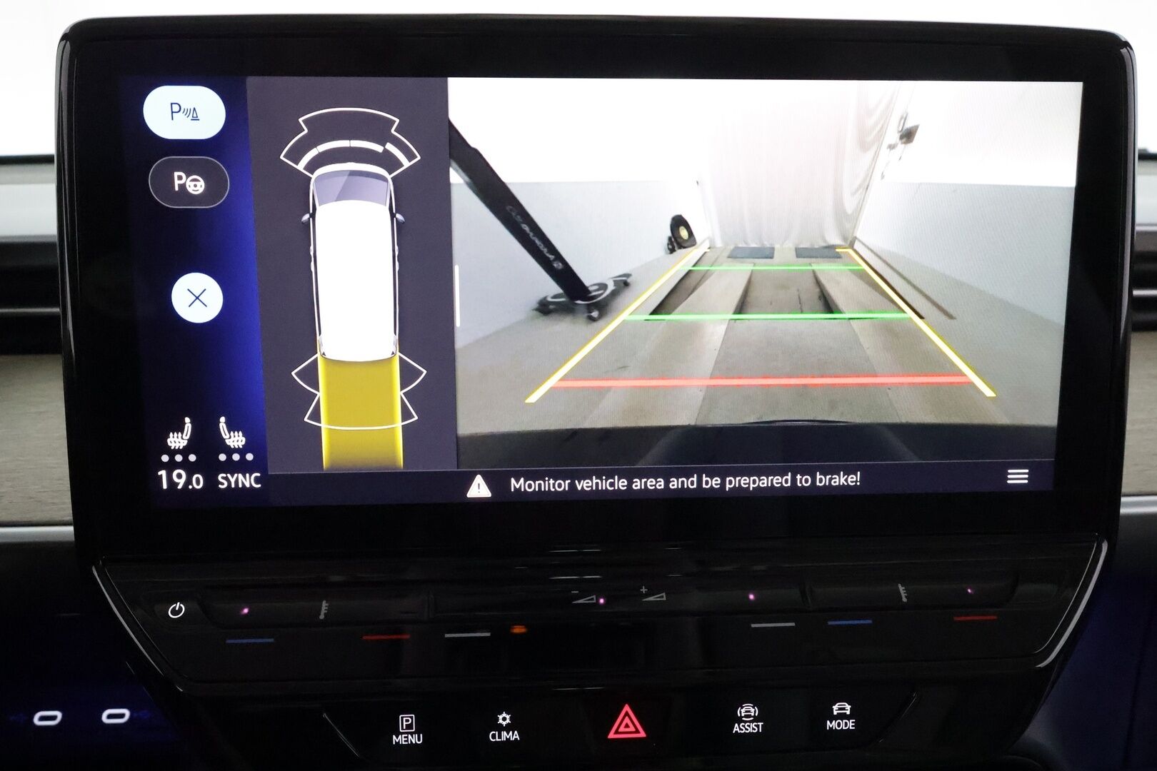 Volkswagen ID. Buzz 2024 150kW PRO Business 77 kWh **Sähköovet / Muistipenkit / Hieronta / IQ.Light / Adapt.vakkari / Navi** - 3,99 % KORKOTARJOUS TÄHÄN AUTOON - 1.Om Suomi-auto / Kahdet renkaat aluvanteilla / Koukku / Sähköluukku