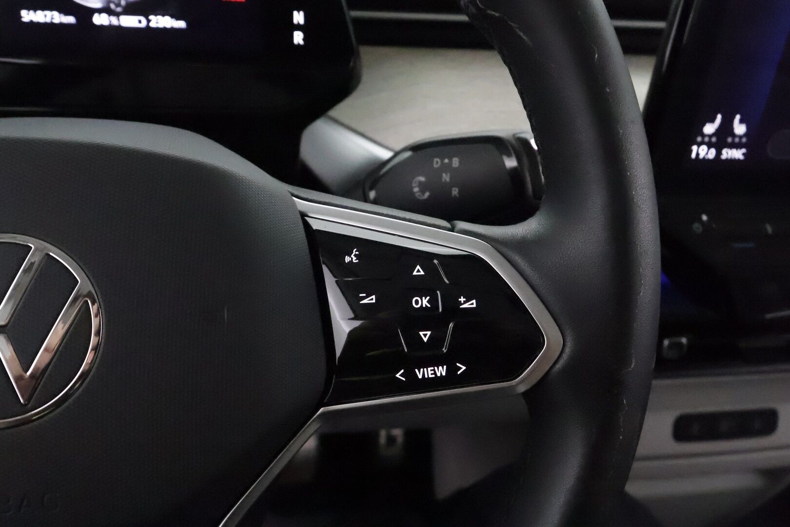Volkswagen ID. Buzz 2024 150kW PRO Business 77 kWh **Sähköovet / Muistipenkit / Hieronta / IQ.Light / Adapt.vakkari / Navi** - 3,99 % KORKOTARJOUS TÄHÄN AUTOON - 1.Om Suomi-auto / Kahdet renkaat aluvanteilla / Koukku / Sähköluukku