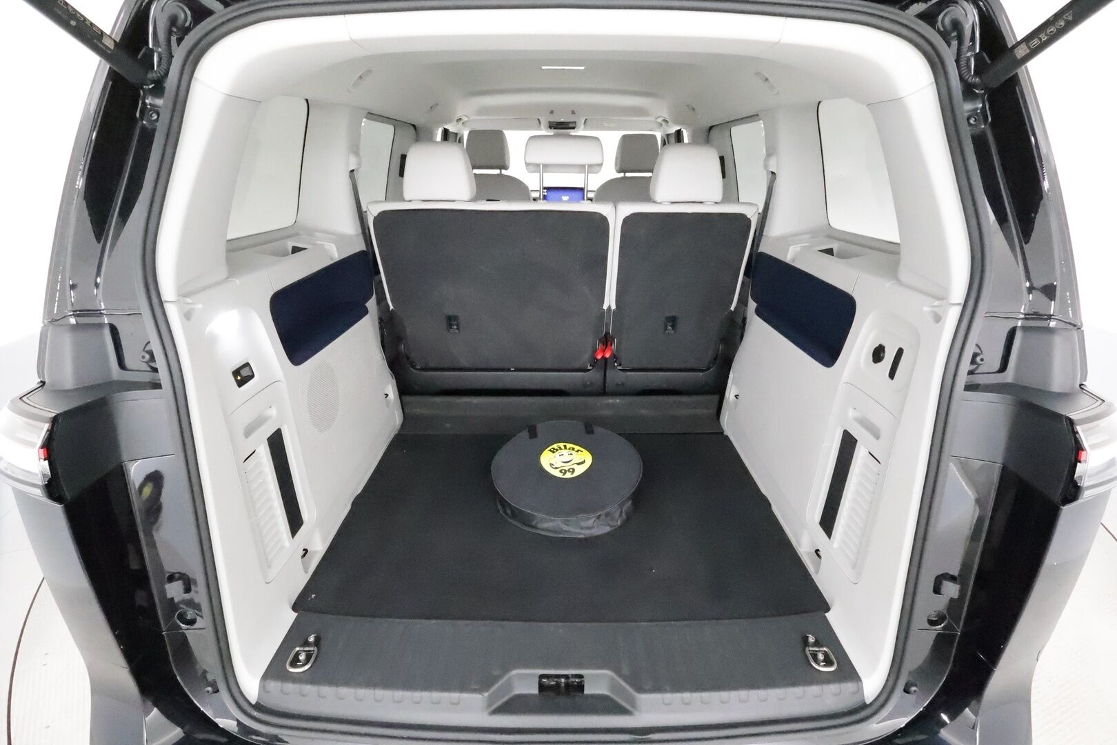 Volkswagen ID. Buzz 2024 150kW PRO Business 77 kWh **Sähköovet / Muistipenkit / Hieronta / IQ.Light / Adapt.vakkari / Navi** - 3,99 % KORKOTARJOUS TÄHÄN AUTOON - 1.Om Suomi-auto / Kahdet renkaat aluvanteilla / Koukku / Sähköluukku
