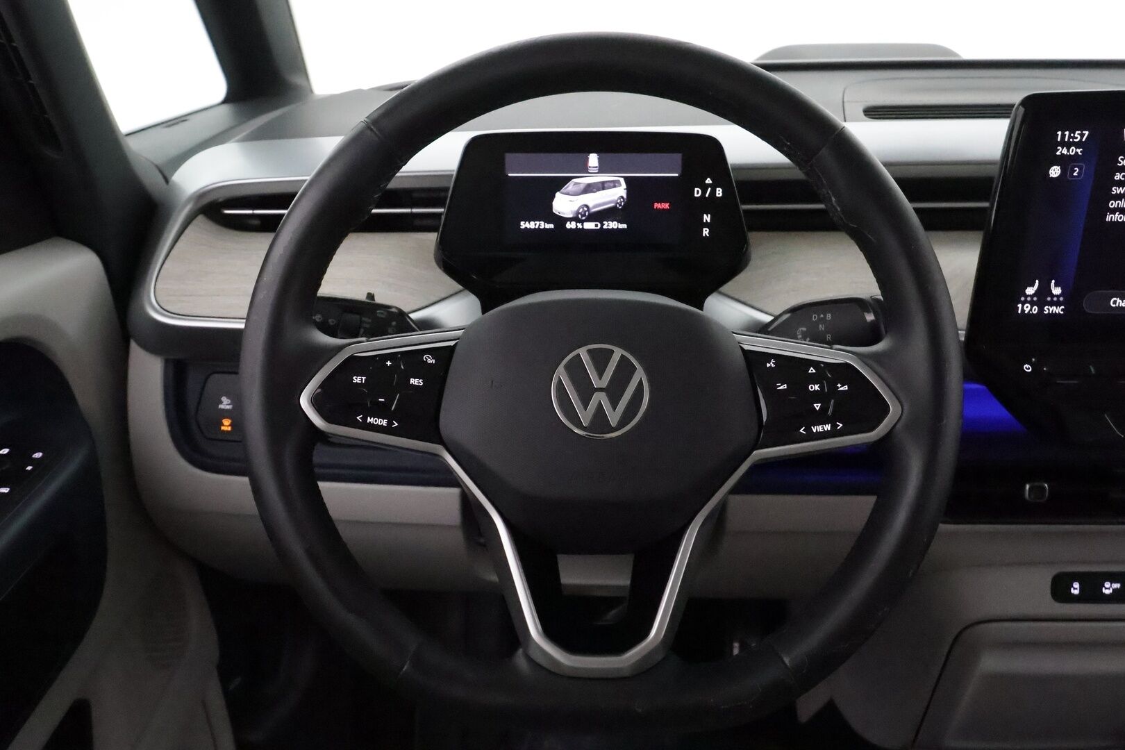 Volkswagen ID. Buzz 2024 150kW PRO Business 77 kWh **Sähköovet / Muistipenkit / Hieronta / IQ.Light / Adapt.vakkari / Navi** - 3,99 % KORKOTARJOUS TÄHÄN AUTOON - 1.Om Suomi-auto / Kahdet renkaat aluvanteilla / Koukku / Sähköluukku