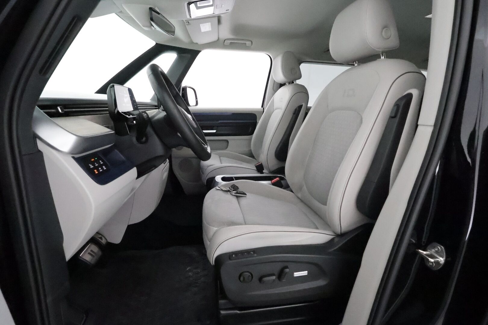 Volkswagen ID. Buzz 2024 150kW PRO Business 77 kWh **Sähköovet / Muistipenkit / Hieronta / IQ.Light / Adapt.vakkari / Navi** - 3,99 % KORKOTARJOUS TÄHÄN AUTOON - 1.Om Suomi-auto / Kahdet renkaat aluvanteilla / Koukku / Sähköluukku