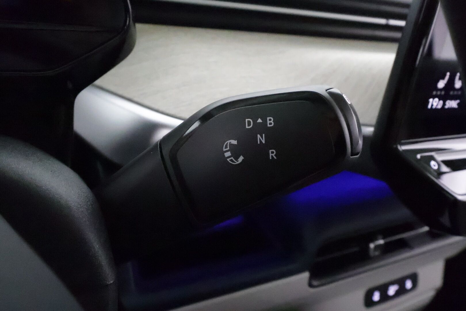 Volkswagen ID. Buzz 2024 150kW PRO Business 77 kWh **Sähköovet / Muistipenkit / Hieronta / IQ.Light / Adapt.vakkari / Navi** - 3,99 % KORKOTARJOUS TÄHÄN AUTOON - 1.Om Suomi-auto / Kahdet renkaat aluvanteilla / Koukku / Sähköluukku