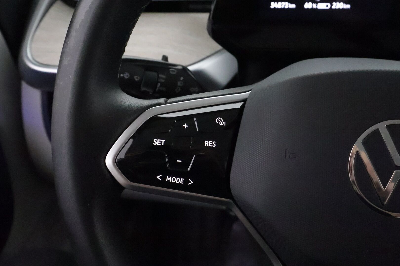 Volkswagen ID. Buzz 2024 150kW PRO Business 77 kWh **Sähköovet / Muistipenkit / Hieronta / IQ.Light / Adapt.vakkari / Navi** - 3,99 % KORKOTARJOUS TÄHÄN AUTOON - 1.Om Suomi-auto / Kahdet renkaat aluvanteilla / Koukku / Sähköluukku