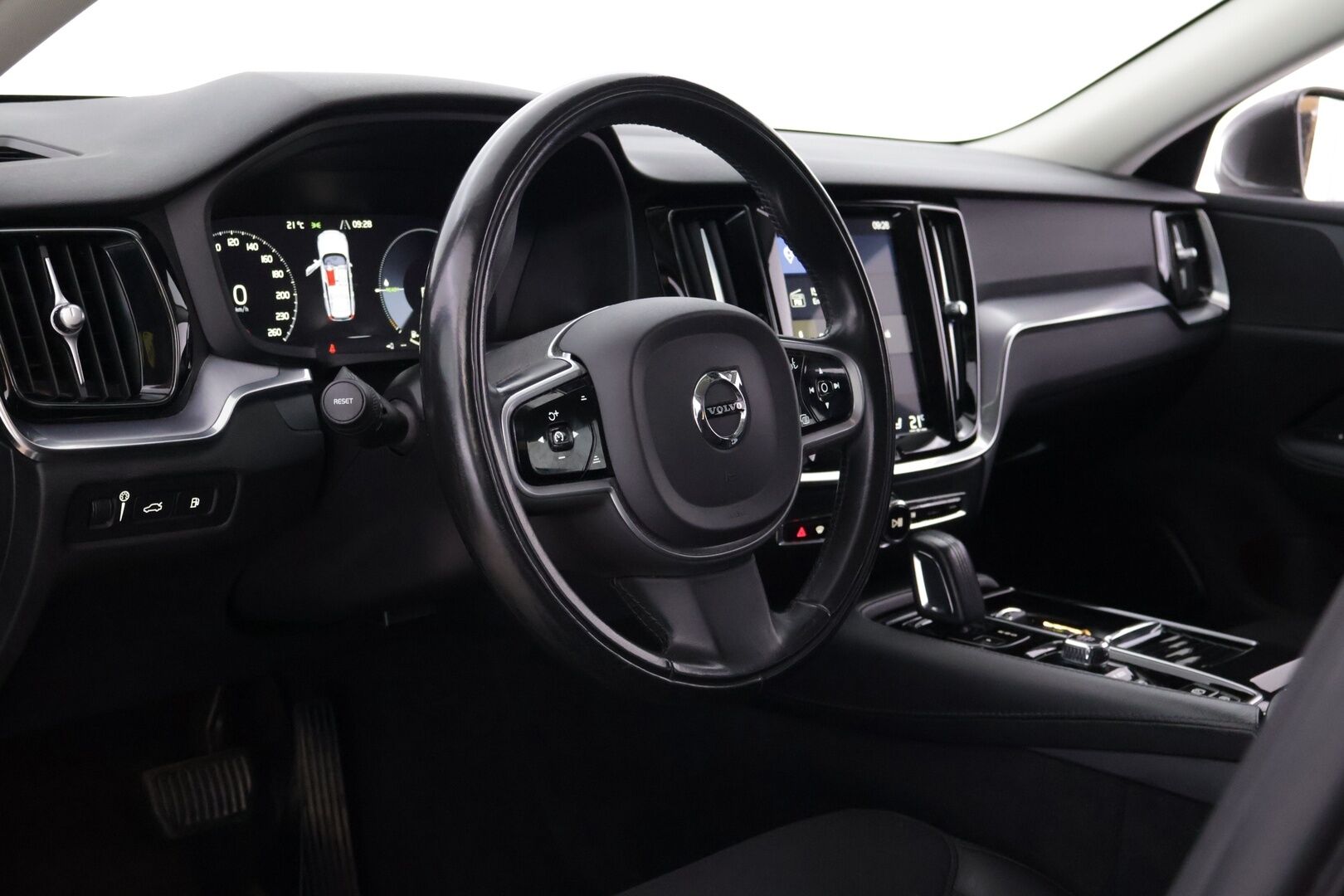 Volvo V60 2020 T6 TwE AWD 340hv Momentum Advance * Webasto / VOC / Alletaittuva Vetokoukku / Adapt. Vakkari * - Kahdet merkkirenkaat! / Hyvin huollettu! / Jakopää juuri tehty!!