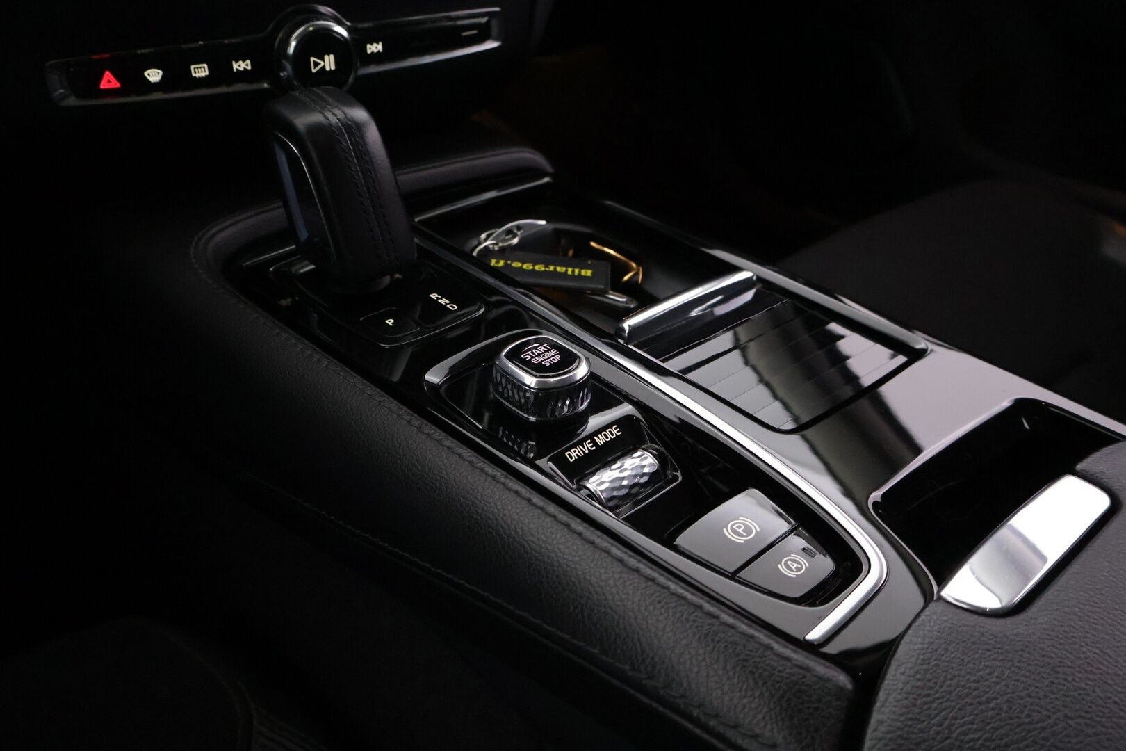 Volvo V60 2020 T6 TwE AWD 340hv Momentum Advance * Webasto / VOC / Alletaittuva Vetokoukku / Adapt. Vakkari * - Kahdet merkkirenkaat! / Hyvin huollettu! / Jakopää juuri tehty!!