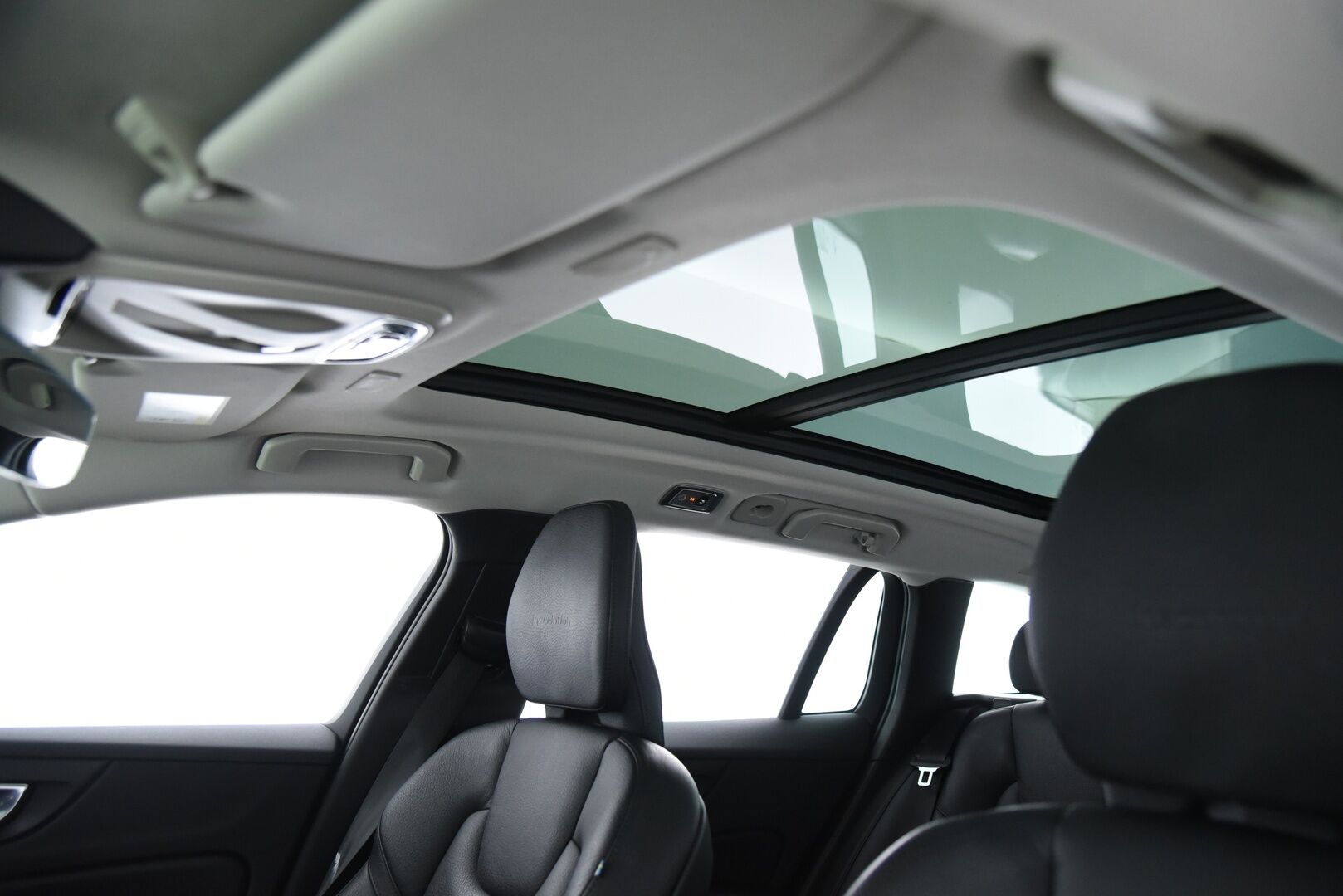 Volvo V60 2019 T8 TwE AWD Inscription / Webasto / Adapt.vakkari / Sport Nahkapenkit / Navi / Koukku / Panorama - 2x alumiinivanteet / Hihna juuri tehty!