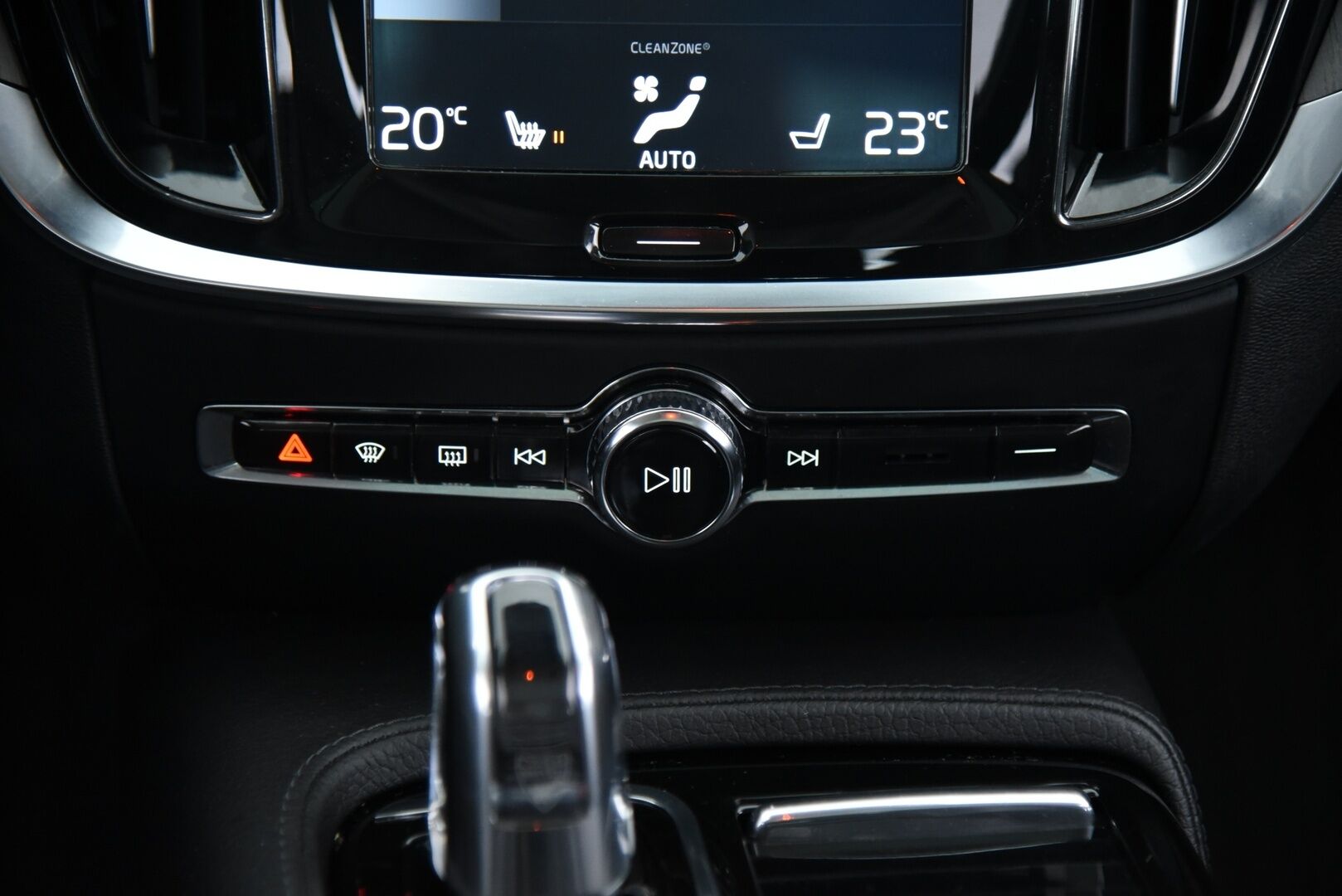 Volvo V60 2019 T8 TwE AWD Inscription / Webasto / Adapt.vakkari / Sport Nahkapenkit / Navi / Koukku / Panorama - 2x alumiinivanteet / Hihna juuri tehty!