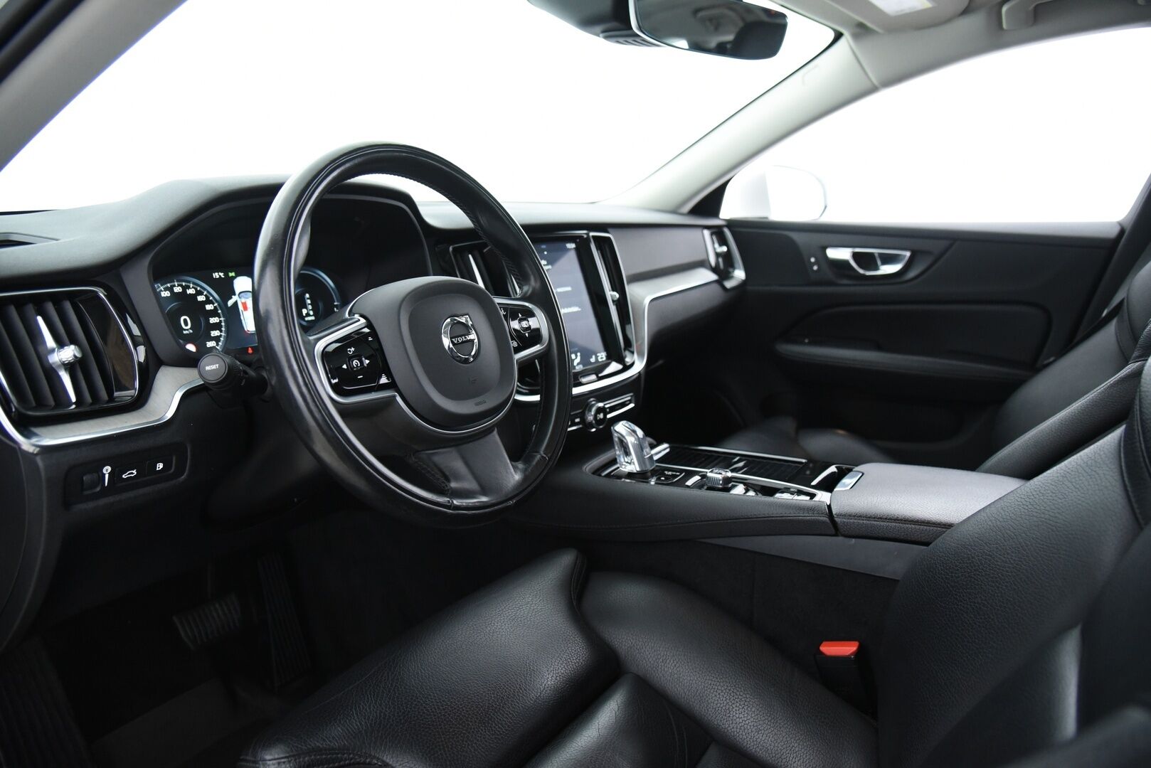Volvo V60 2019 T8 TwE AWD Inscription / Webasto / Adapt.vakkari / Sport Nahkapenkit / Navi / Koukku / Panorama - 2x alumiinivanteet / Hihna juuri tehty!