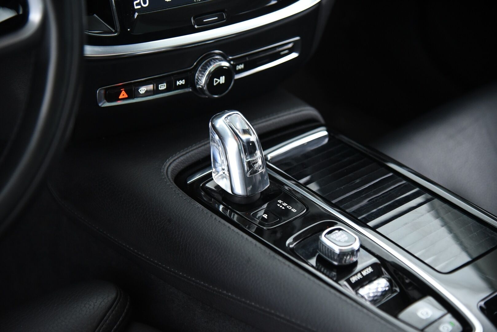Volvo V60 2019 T8 TwE AWD Inscription / Webasto / Adapt.vakkari / Sport Nahkapenkit / Navi / Koukku / Panorama - 2x alumiinivanteet / Hihna juuri tehty!