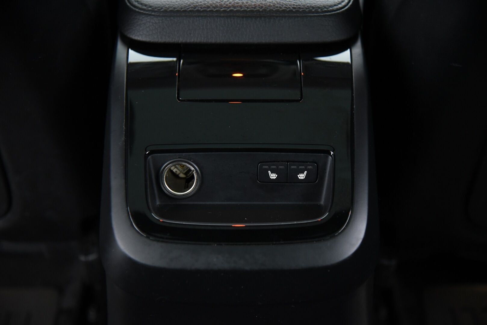 Volvo V60 2019 T8 TwE AWD Inscription / Webasto / Adapt.vakkari / Sport Nahkapenkit / Navi / Koukku / Panorama - 2x alumiinivanteet / Hihna juuri tehty!