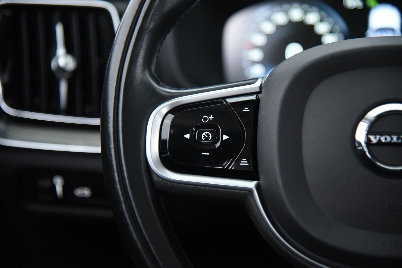 Volvo V60 2019 T8 TwE AWD Inscription / Webasto / Adapt.vakkari / Sport Nahkapenkit / Navi / Koukku / Panorama - 2x alumiinivanteet / Hihna juuri tehty!