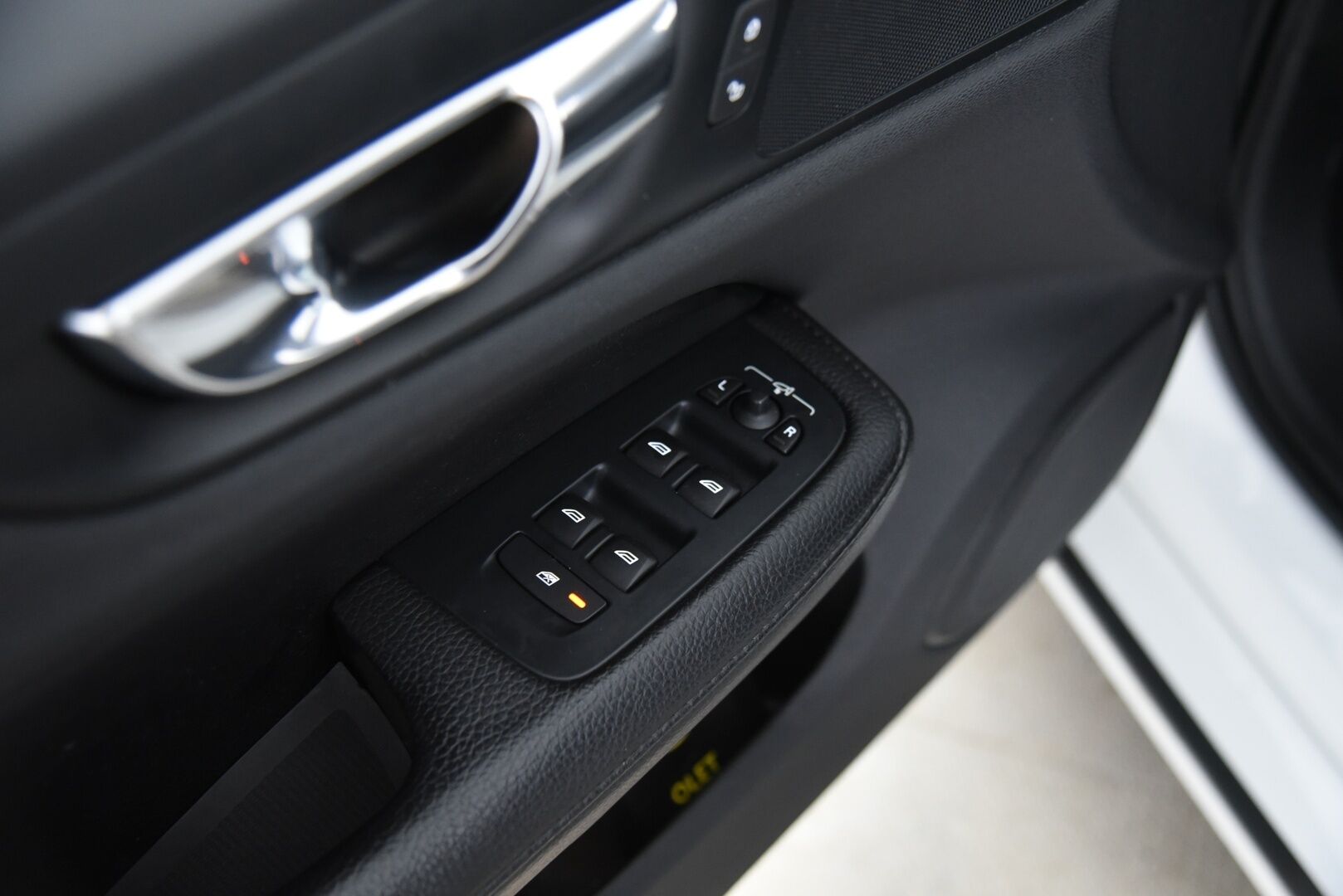 Volvo V60 2019 T8 TwE AWD Inscription / Webasto / Adapt.vakkari / Sport Nahkapenkit / Navi / Koukku / Panorama - 2x alumiinivanteet / Hihna juuri tehty!