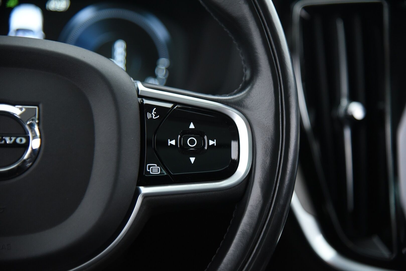 Volvo V60 2019 T8 TwE AWD Inscription / Webasto / Adapt.vakkari / Sport Nahkapenkit / Navi / Koukku / Panorama - 2x alumiinivanteet / Hihna juuri tehty!