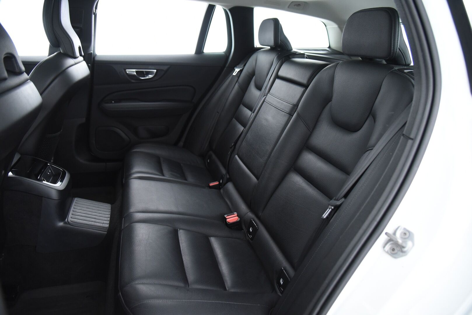 Volvo V60 2019 T8 TwE AWD Inscription / Webasto / Adapt.vakkari / Sport Nahkapenkit / Navi / Koukku / Panorama - 2x alumiinivanteet / Hihna juuri tehty!