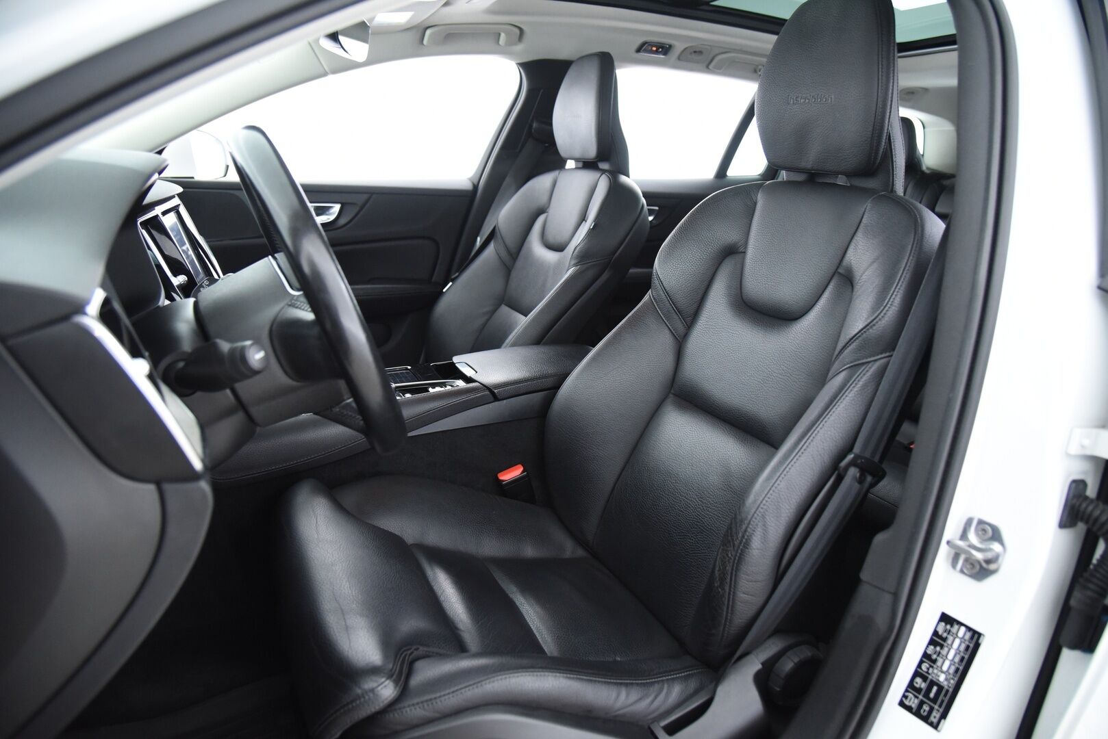 Volvo V60 2019 T8 TwE AWD Inscription / Webasto / Adapt.vakkari / Sport Nahkapenkit / Navi / Koukku / Panorama - 2x alumiinivanteet / Hihna juuri tehty!