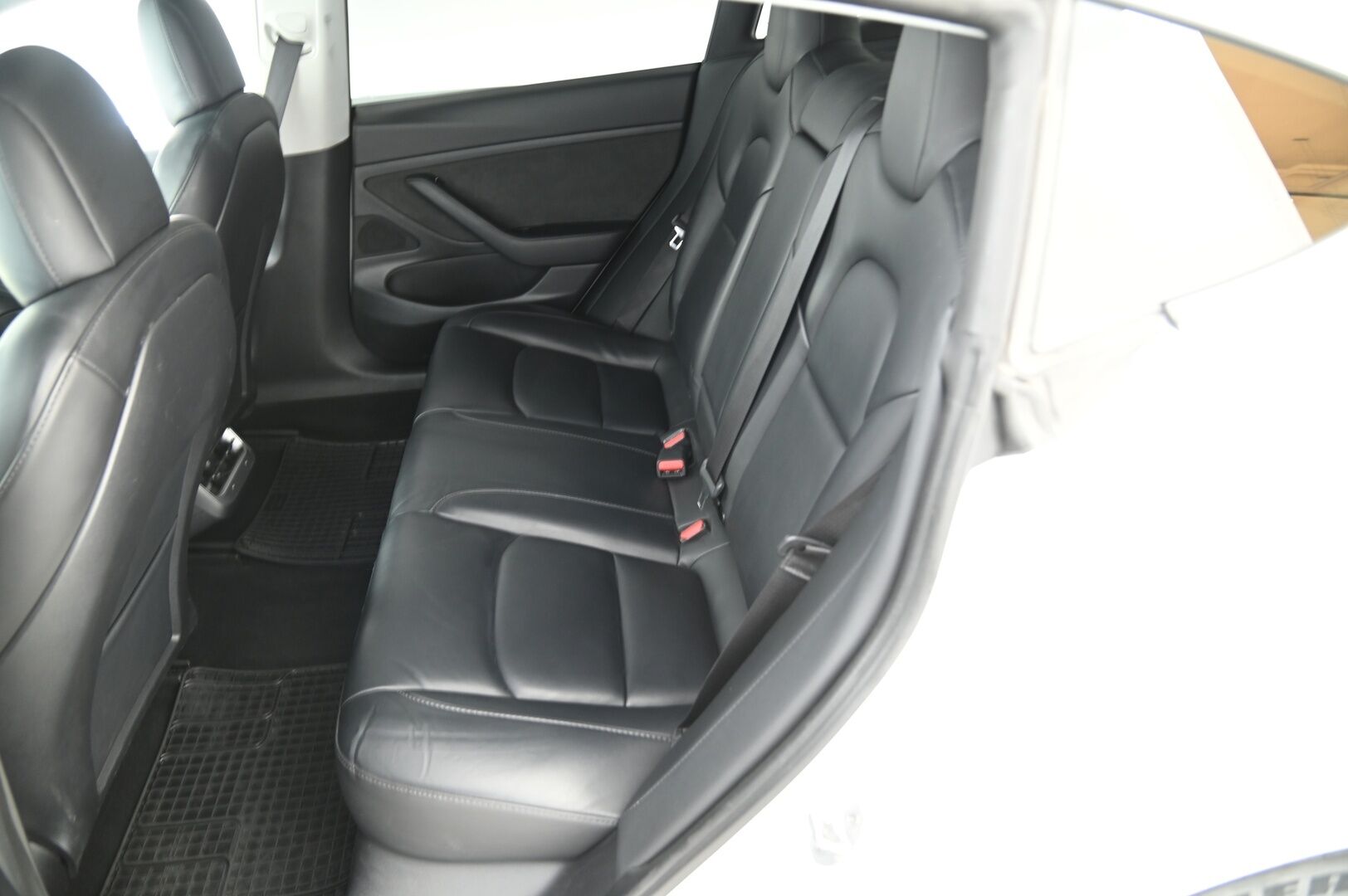 Tesla Model 3 2020 54 kWh Standard Range Plus *Vetokoukku / Autopilot / Lasikatto / Premium Audio* - Koukullinen nätti Tesla! / Kahdet erittäin hyvät renkaat!
