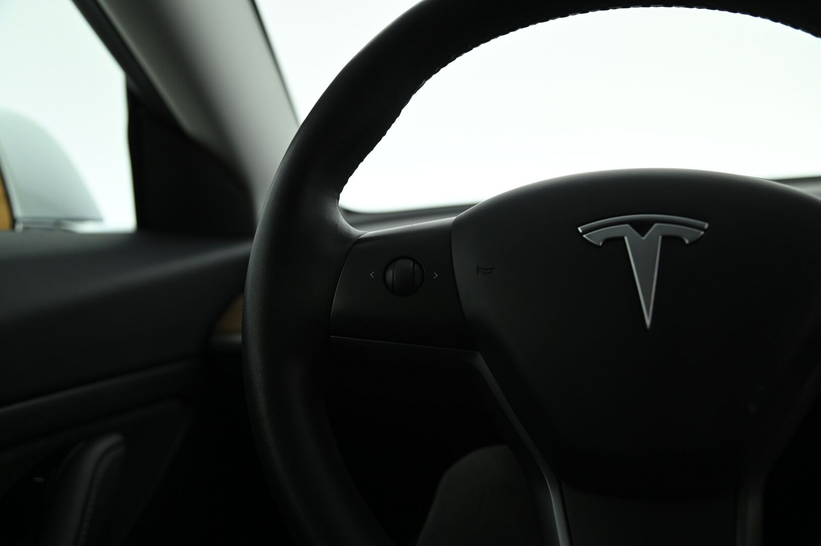 Tesla Model 3 2020 54 kWh Standard Range Plus *Vetokoukku / Autopilot / Lasikatto / Premium Audio* - Koukullinen nätti Tesla! / Kahdet erittäin hyvät renkaat!