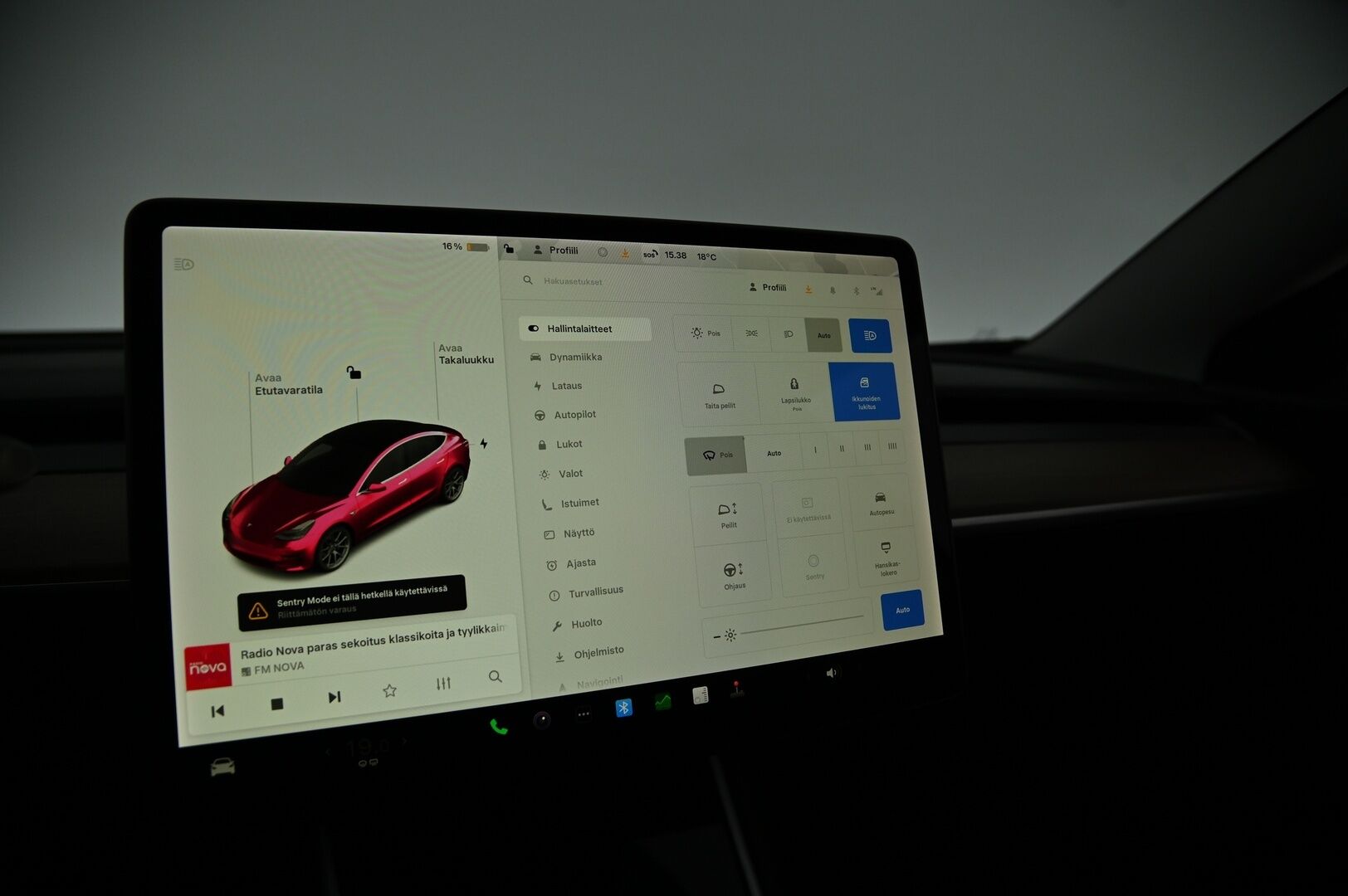 Tesla Model 3 2020 54 kWh Standard Range Plus *Vetokoukku / Autopilot / Lasikatto / Premium Audio* - Koukullinen nätti Tesla! / Kahdet erittäin hyvät renkaat!