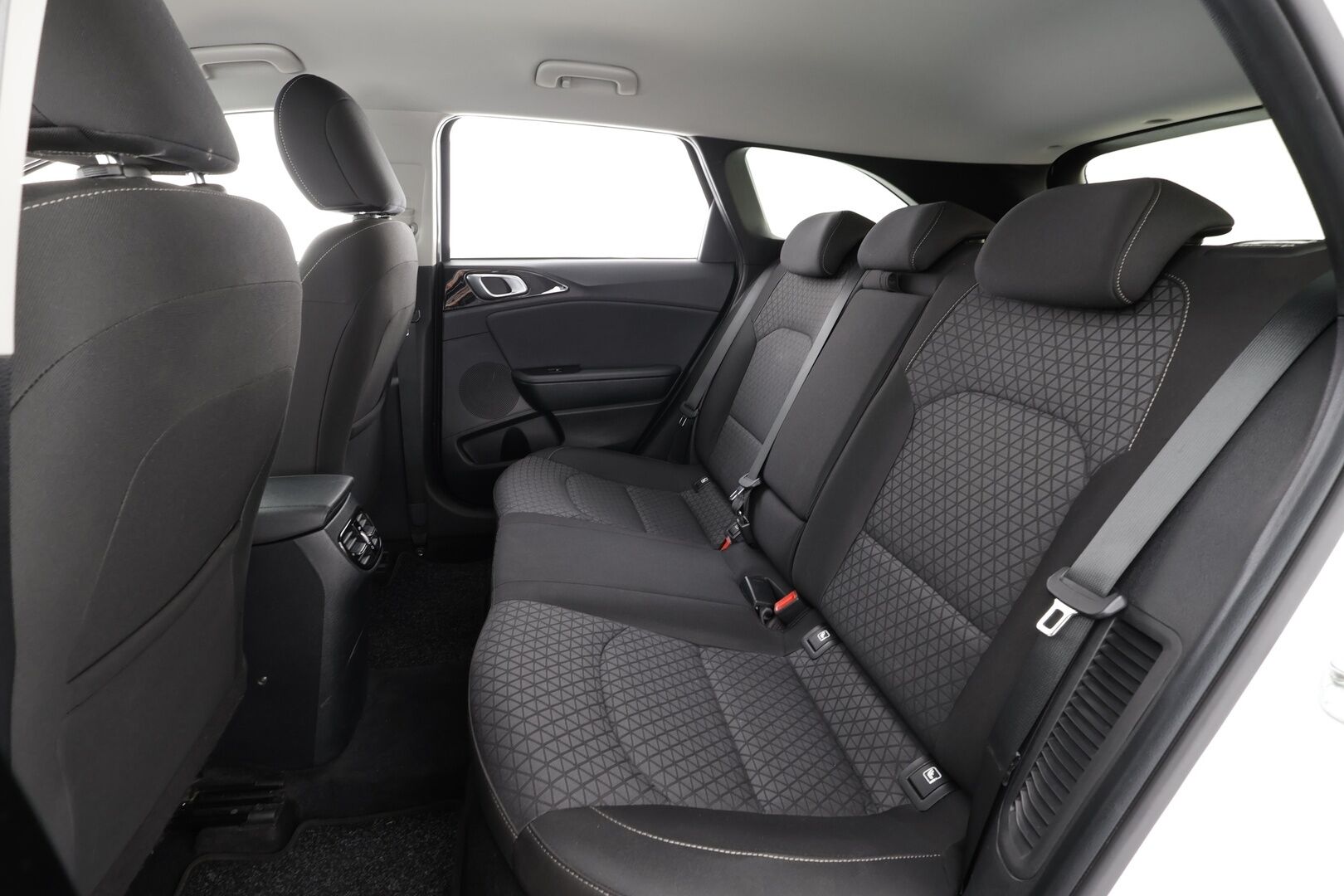 Kia Ceed 2020 1,6 GDI Plug-In Hybrid EX SW DCT * ACC / P.kamera / LED / Keyless / Kaistavahti / Ratinlämmitin * - Kahdet renkaat aluvanteilla / Merkkihuollettu