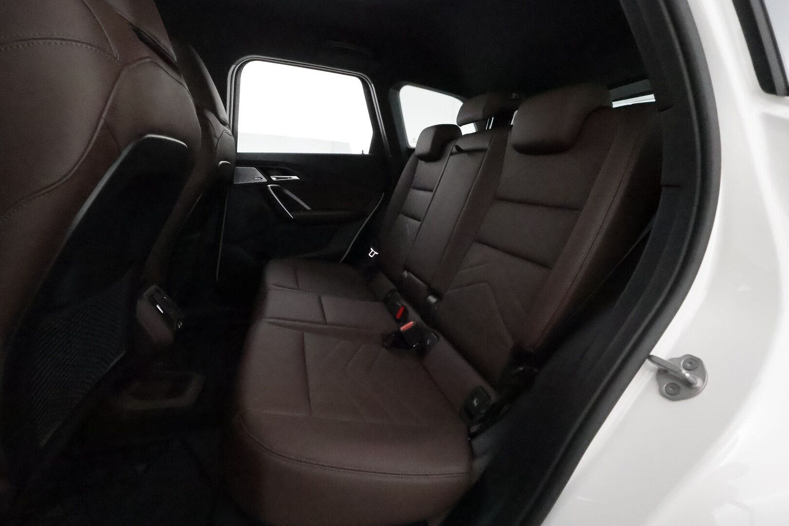 BMW X1 2023 U11 25e xDrive Charged Edition **Harman/Kardon / Adapt.Vakkari / LED / Koukku / P.kamera / Sporttipenkki Muistilla** - 3,99 % KORKOTARJOUS TÄHÄN AUTOON - 1-om Suomi-auto / 2x Latauskaapelit / Kahdet Renkaat / Merkkihuollettu!