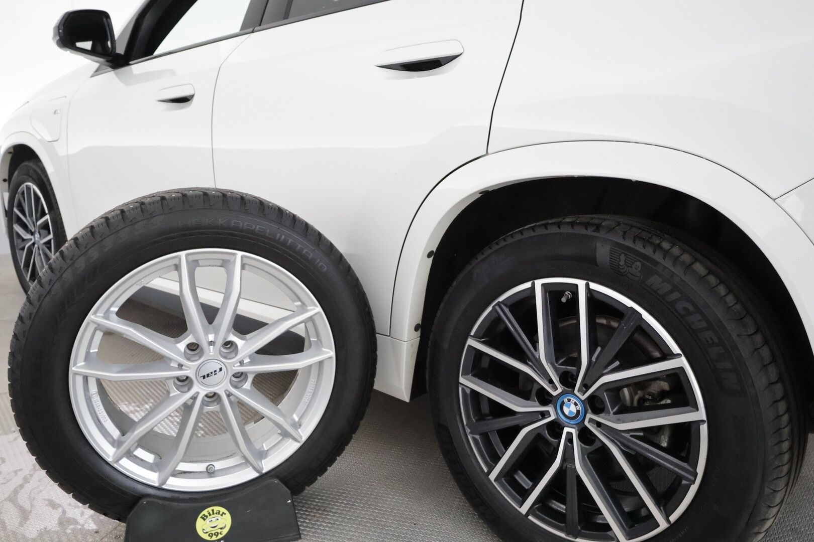 BMW X1 2023 U11 25e xDrive Charged Edition **Harman/Kardon / Adapt.Vakkari / LED / Koukku / P.kamera / Sporttipenkki Muistilla** - 3,99 % KORKOTARJOUS TÄHÄN AUTOON - 1-om Suomi-auto / 2x Latauskaapelit / Kahdet Renkaat / Merkkihuollettu!