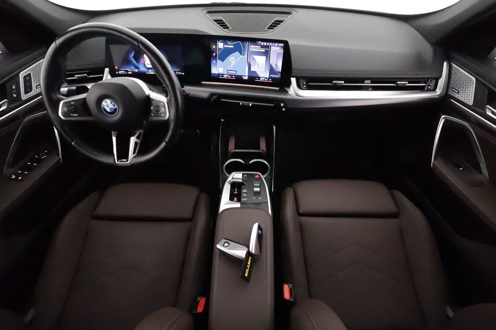 BMW X1 2023 U11 25e xDrive Charged Edition **Harman/Kardon / Adapt.Vakkari / LED / Koukku / P.kamera / Sporttipenkki Muistilla** - 3,99 % KORKOTARJOUS TÄHÄN AUTOON - 1-om Suomi-auto / 2x Latauskaapelit / Kahdet Renkaat / Merkkihuollettu!