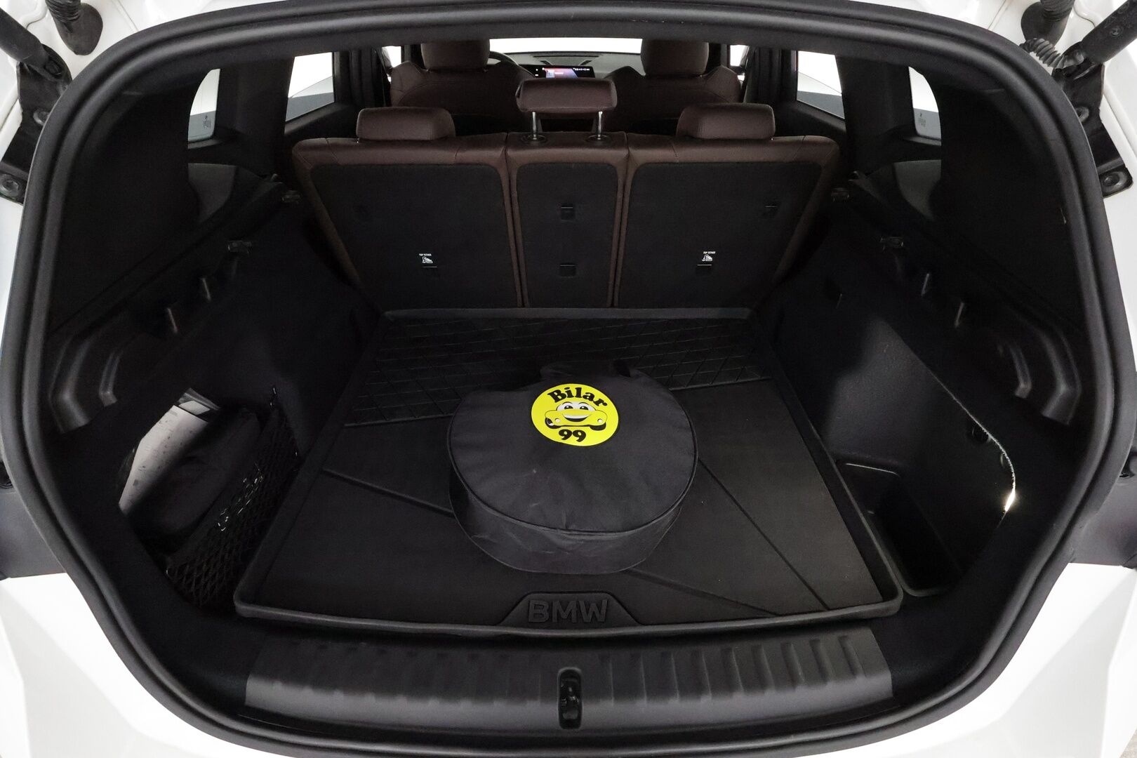 BMW X1 2023 U11 25e xDrive Charged Edition **Harman/Kardon / Adapt.Vakkari / LED / Koukku / P.kamera / Sporttipenkki Muistilla** - 3,99 % KORKOTARJOUS TÄHÄN AUTOON - 1-om Suomi-auto / 2x Latauskaapelit / Kahdet Renkaat / Merkkihuollettu!
