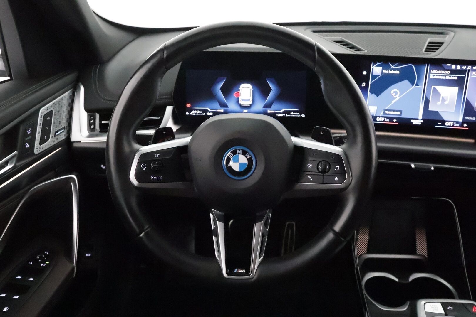 BMW X1 2023 U11 25e xDrive Charged Edition **Harman/Kardon / Adapt.Vakkari / LED / Koukku / P.kamera / Sporttipenkki Muistilla** - 3,99 % KORKOTARJOUS TÄHÄN AUTOON - 1-om Suomi-auto / 2x Latauskaapelit / Kahdet Renkaat / Merkkihuollettu!