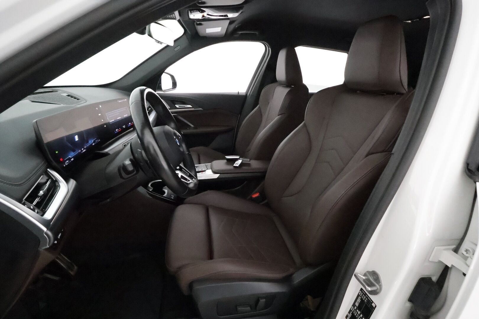 BMW X1 2023 U11 25e xDrive Charged Edition **Harman/Kardon / Adapt.Vakkari / LED / Koukku / P.kamera / Sporttipenkki Muistilla** - 3,99 % KORKOTARJOUS TÄHÄN AUTOON - 1-om Suomi-auto / 2x Latauskaapelit / Kahdet Renkaat / Merkkihuollettu!