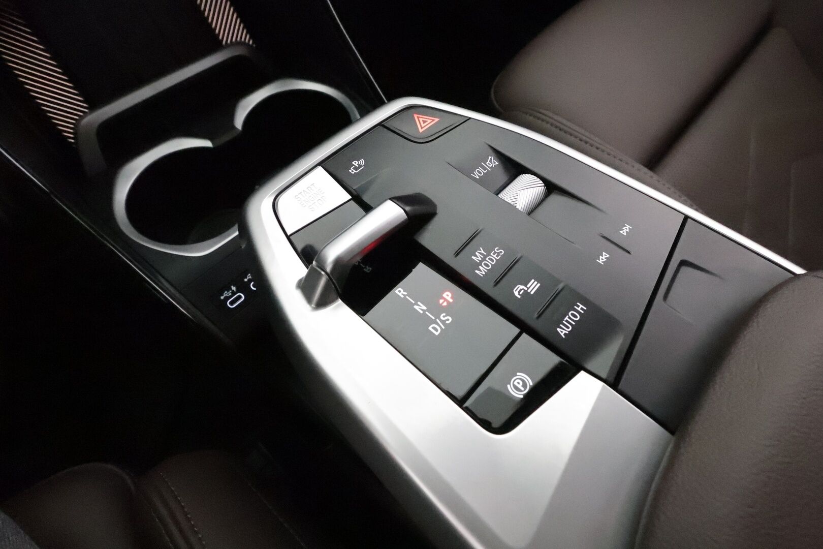 BMW X1 2023 U11 25e xDrive Charged Edition **Harman/Kardon / Adapt.Vakkari / LED / Koukku / P.kamera / Sporttipenkki Muistilla** - 3,99 % KORKOTARJOUS TÄHÄN AUTOON - 1-om Suomi-auto / 2x Latauskaapelit / Kahdet Renkaat / Merkkihuollettu!