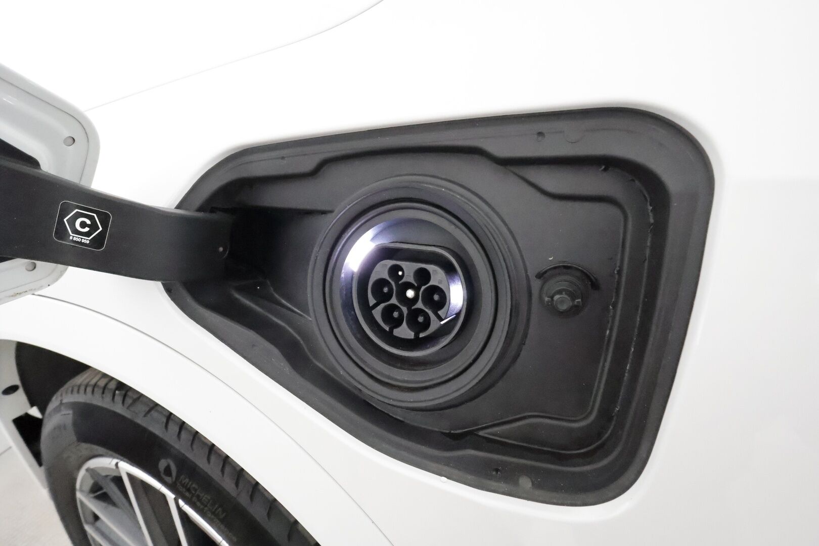 BMW X1 2023 U11 25e xDrive Charged Edition **Harman/Kardon / Adapt.Vakkari / LED / Koukku / P.kamera / Sporttipenkki Muistilla** - 3,99 % KORKOTARJOUS TÄHÄN AUTOON - 1-om Suomi-auto / 2x Latauskaapelit / Kahdet Renkaat / Merkkihuollettu!