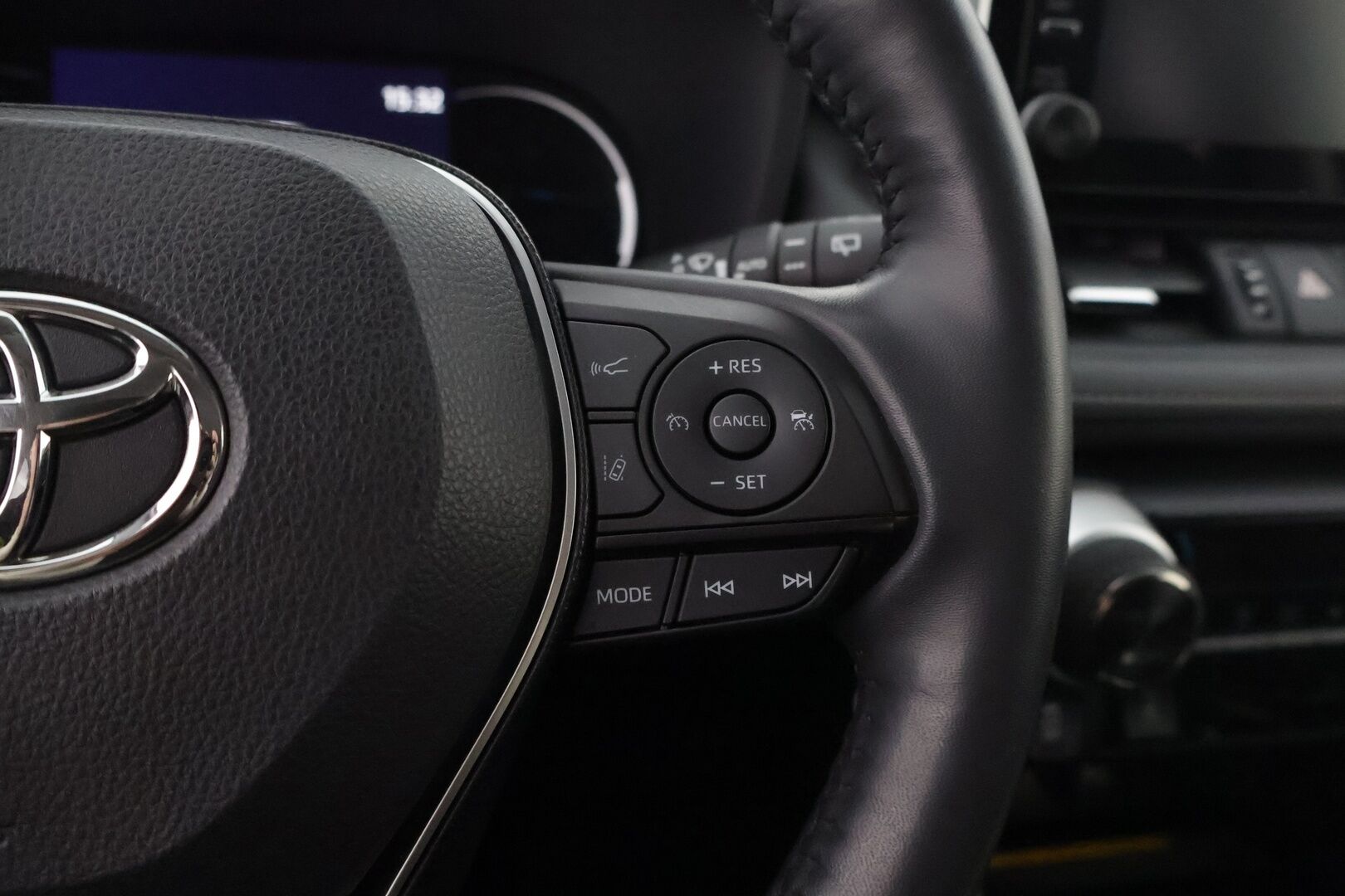 Toyota RAV4 2019 2,5 Hybrid Active * Adapt. Vakkari / P-kamera / Kaistavahti / LED-valot / KeylessGo * - 3,99 % KORKOTARJOUS TÄHÄN AUTOON - * Vähän ajettu! / 2x Vanteet&Renkaat / Bluetooth / Navi / Ratinlämmitin *