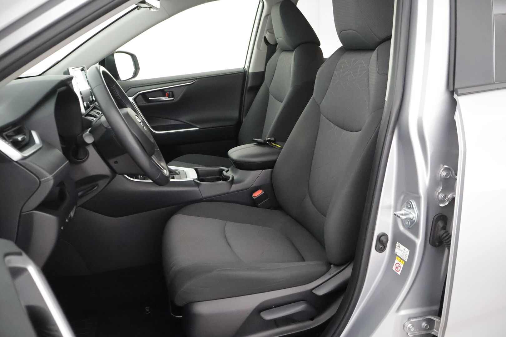 Toyota RAV4 2019 2,5 Hybrid Active * Adapt. Vakkari / P-kamera / Kaistavahti / LED-valot / KeylessGo * - 3,99 % KORKOTARJOUS TÄHÄN AUTOON - * Vähän ajettu! / 2x Vanteet&Renkaat / Bluetooth / Navi / Ratinlämmitin *