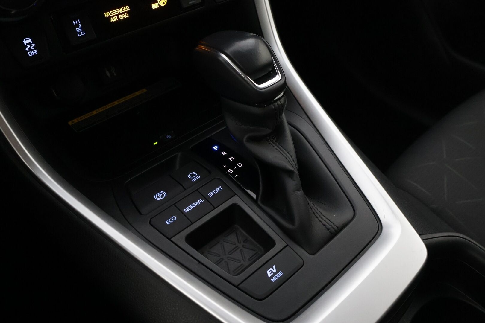 Toyota RAV4 2019 2,5 Hybrid Active * Adapt. Vakkari / P-kamera / Kaistavahti / LED-valot / KeylessGo * - 3,99 % KORKOTARJOUS TÄHÄN AUTOON - * Vähän ajettu! / 2x Vanteet&Renkaat / Bluetooth / Navi / Ratinlämmitin *