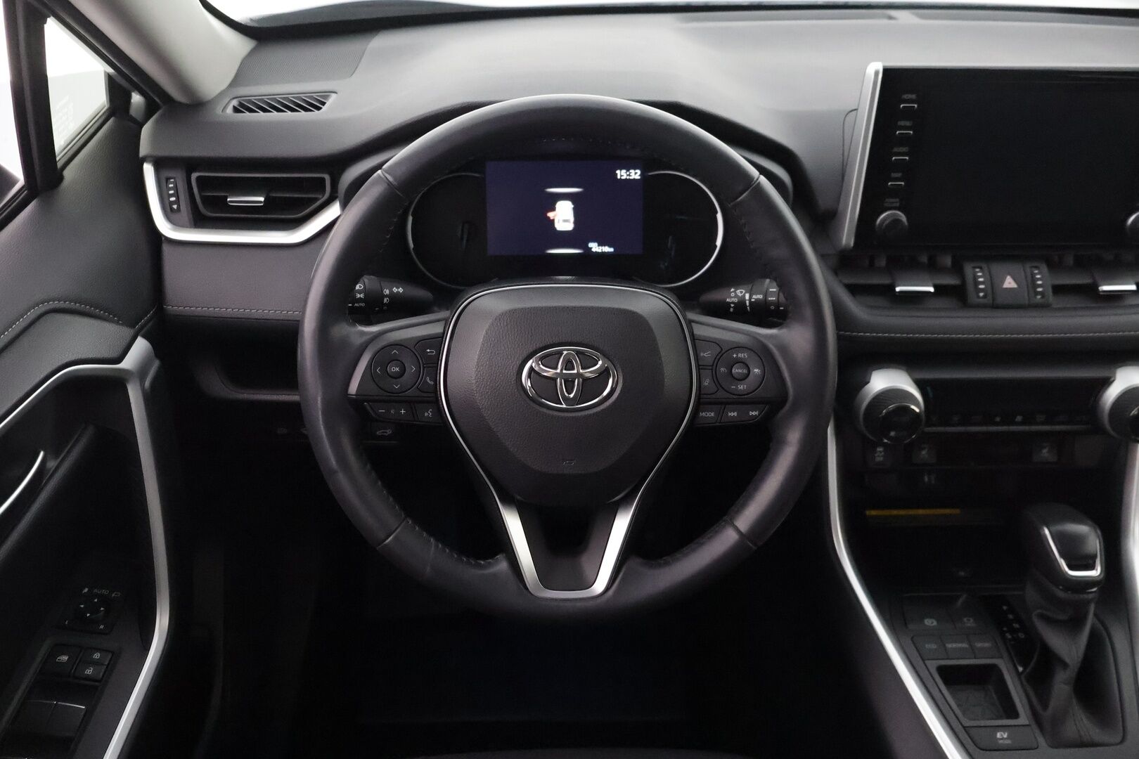 Toyota RAV4 2019 2,5 Hybrid Active * Adapt. Vakkari / P-kamera / Kaistavahti / LED-valot / KeylessGo * - 3,99 % KORKOTARJOUS TÄHÄN AUTOON - * Vähän ajettu! / 2x Vanteet&Renkaat / Bluetooth / Navi / Ratinlämmitin *