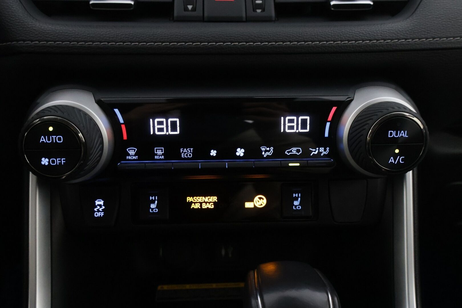 Toyota RAV4 2019 2,5 Hybrid Active * Adapt. Vakkari / P-kamera / Kaistavahti / LED-valot / KeylessGo * - 3,99 % KORKOTARJOUS TÄHÄN AUTOON - * Vähän ajettu! / 2x Vanteet&Renkaat / Bluetooth / Navi / Ratinlämmitin *