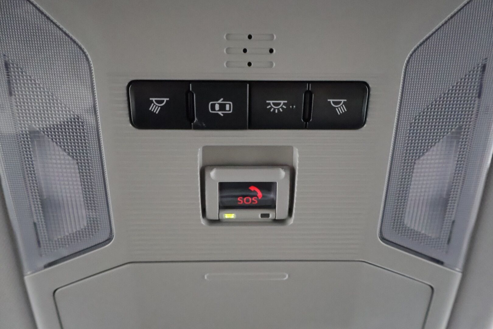 Toyota RAV4 2019 2,5 Hybrid Active * Adapt. Vakkari / P-kamera / Kaistavahti / LED-valot / KeylessGo * - 3,99 % KORKOTARJOUS TÄHÄN AUTOON - * Vähän ajettu! / 2x Vanteet&Renkaat / Bluetooth / Navi / Ratinlämmitin *