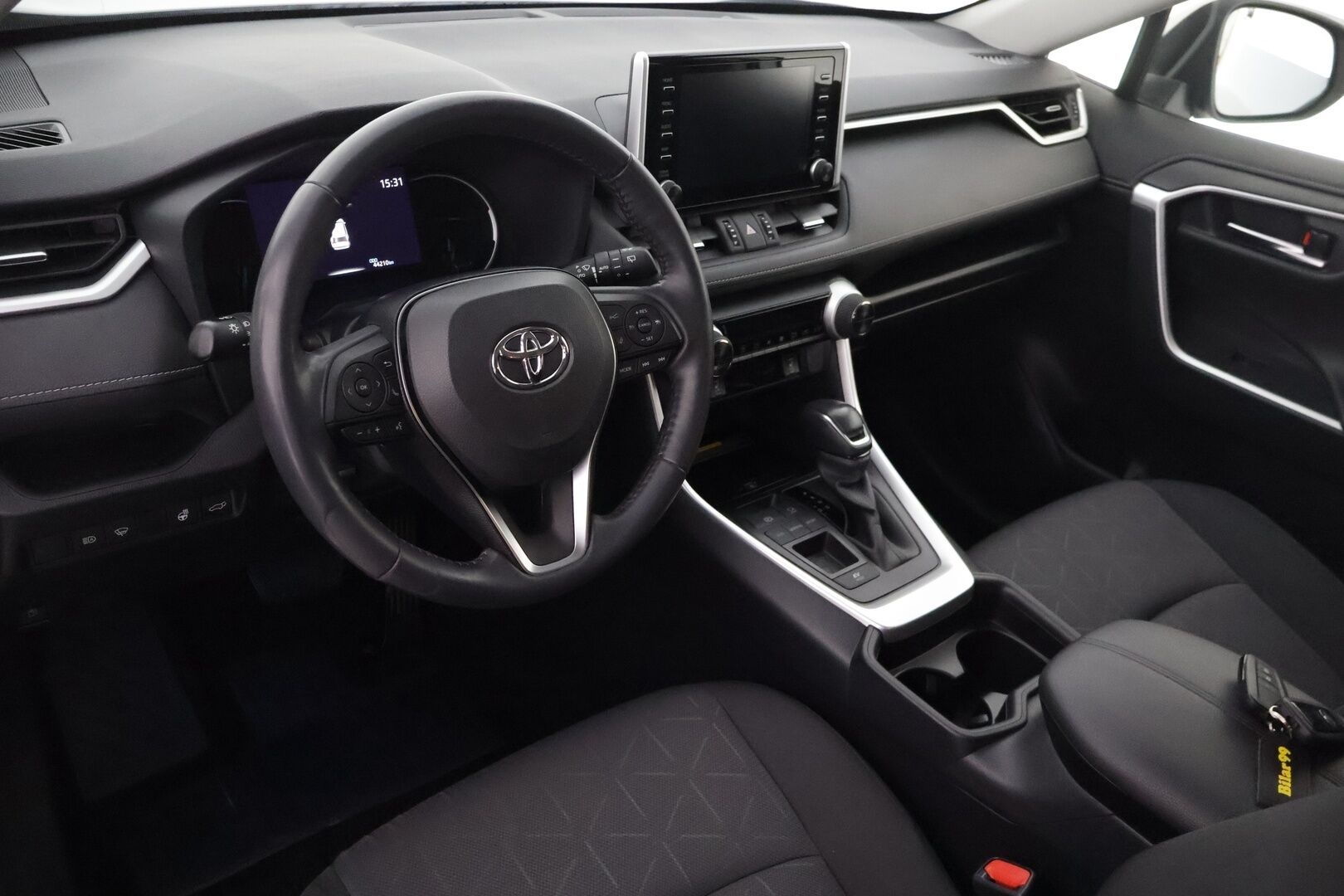 Toyota RAV4 2019 2,5 Hybrid Active * Adapt. Vakkari / P-kamera / Kaistavahti / LED-valot / KeylessGo * - 3,99 % KORKOTARJOUS TÄHÄN AUTOON - * Vähän ajettu! / 2x Vanteet&Renkaat / Bluetooth / Navi / Ratinlämmitin *