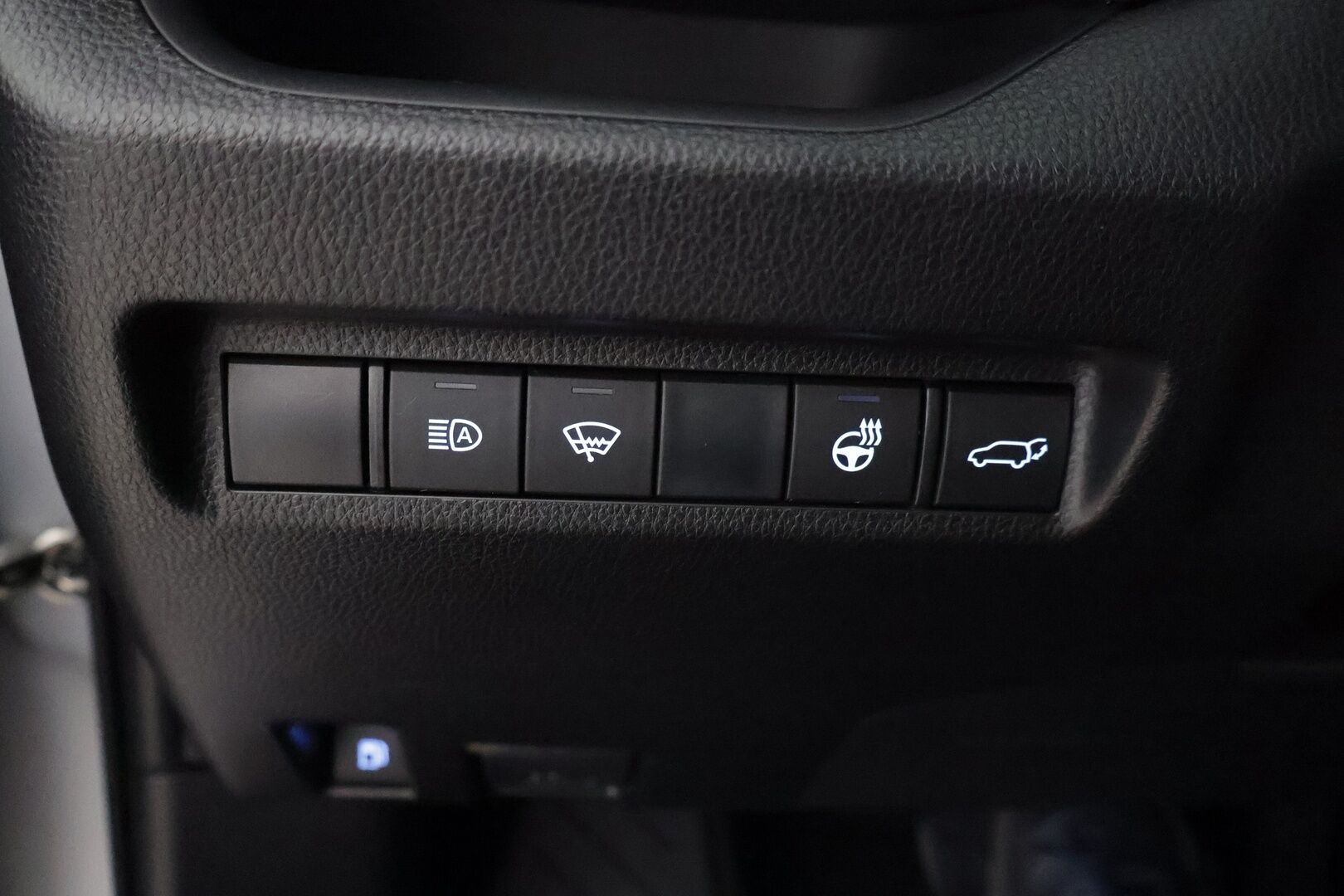 Toyota RAV4 2019 2,5 Hybrid Active * Adapt. Vakkari / P-kamera / Kaistavahti / LED-valot / KeylessGo * - 3,99 % KORKOTARJOUS TÄHÄN AUTOON - * Vähän ajettu! / 2x Vanteet&Renkaat / Bluetooth / Navi / Ratinlämmitin *