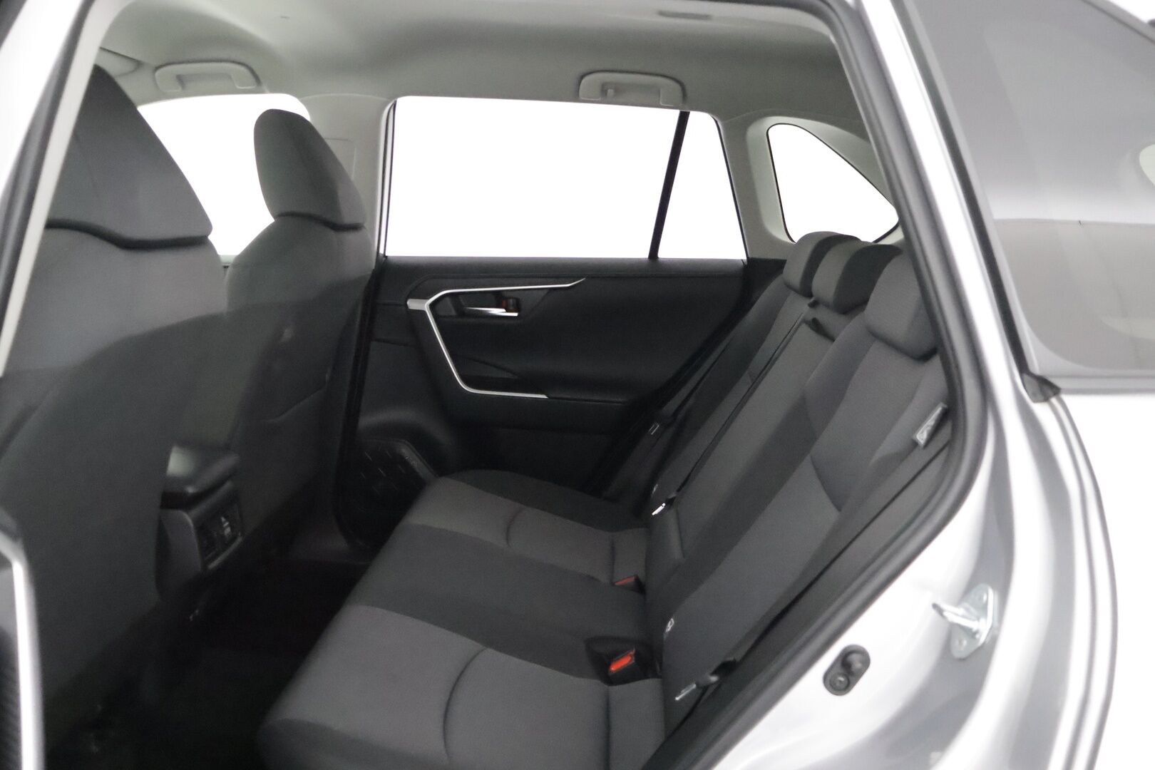 Toyota RAV4 2019 2,5 Hybrid Active * Adapt. Vakkari / P-kamera / Kaistavahti / LED-valot / KeylessGo * - 3,99 % KORKOTARJOUS TÄHÄN AUTOON - * Vähän ajettu! / 2x Vanteet&Renkaat / Bluetooth / Navi / Ratinlämmitin *