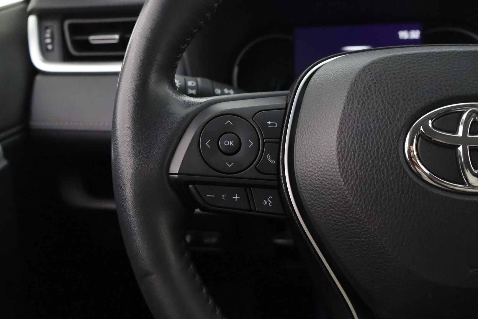 Toyota RAV4 2019 2,5 Hybrid Active * Adapt. Vakkari / P-kamera / Kaistavahti / LED-valot / KeylessGo * - 3,99 % KORKOTARJOUS TÄHÄN AUTOON - * Vähän ajettu! / 2x Vanteet&Renkaat / Bluetooth / Navi / Ratinlämmitin *
