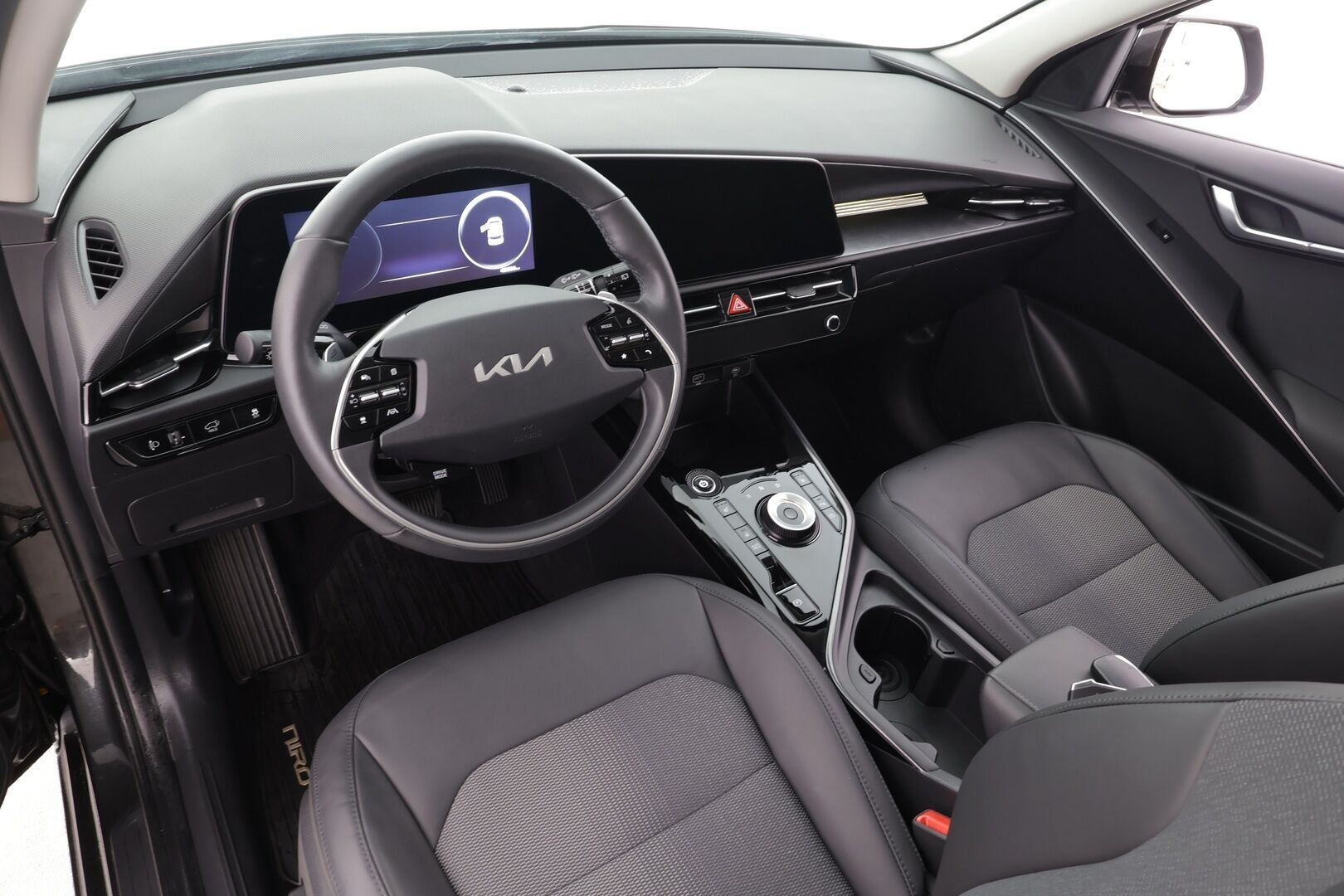 Kia Niro 2023 EX 64,8kWh 204hv Premium - | ACC | ILP | Koukku | Sähköpenkki | Puolinahat | LED | V2L | HDA | P.kamera | Keyless | Sähk. takaluukku | Merkkihuollot | 2x renkaat aluin |