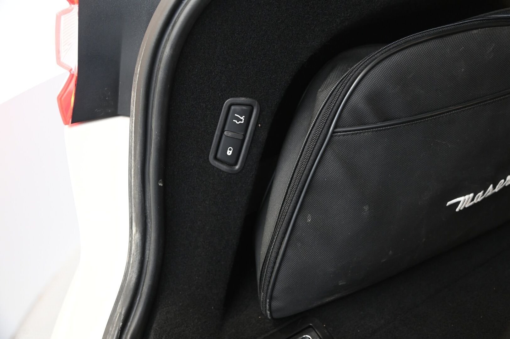 Maserati Levante 2017 3.0 Diesel AWD* Bowers&Wilkins / ACC / Panorama / Vetokoukku* - 3,99 % KORKOTARJOUS TÄHÄN AUTOON - *ALV / 2x renkaat&alumiinivanteet*