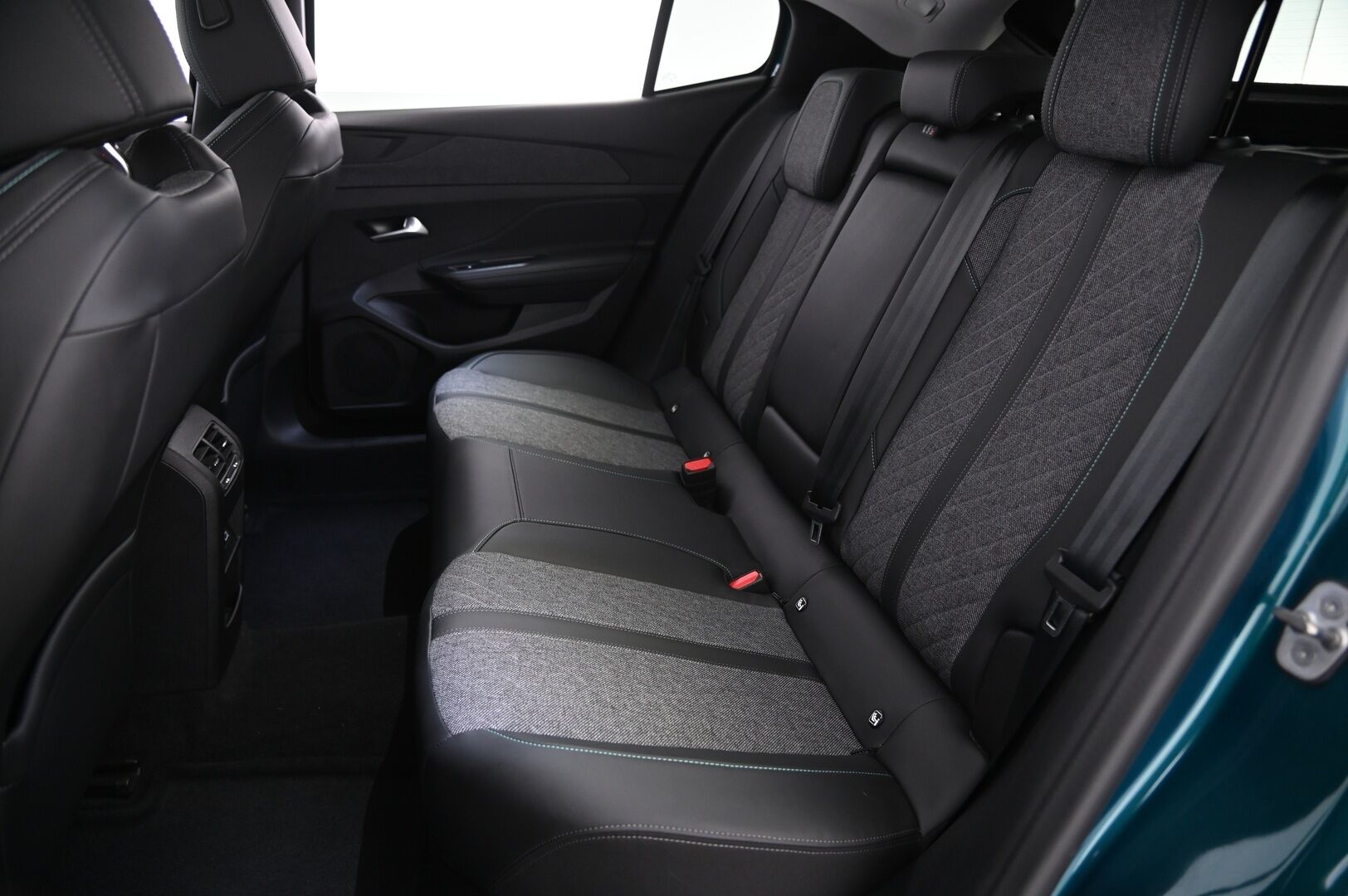 Peugeot 408 2023 Allure Pack PureTech 130 EAT8-automaatti - ACC | 360° | Lohkolämmitin | Lämmitettävä ratti | Osanahat | Merkkhuollot