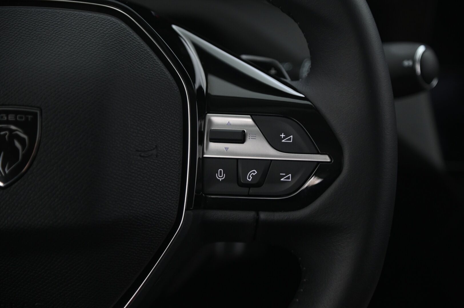 Peugeot 408 2023 Allure Pack PureTech 130 EAT8-automaatti - ACC | 360° | Lohkolämmitin | Lämmitettävä ratti | Osanahat | Merkkhuollot