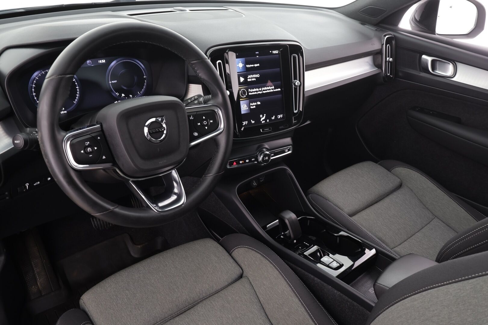 Volvo XC40 2024 T5 TwE Plus Dark aut * ACC / LED / P.kamera / Navi / Kaistavahti / Digimittaristo / Keyless * - 1-om Suomi-auto / 2x Latauskaapelit / Kahdet renkaat aluvanteilla / Merkkihuollot 