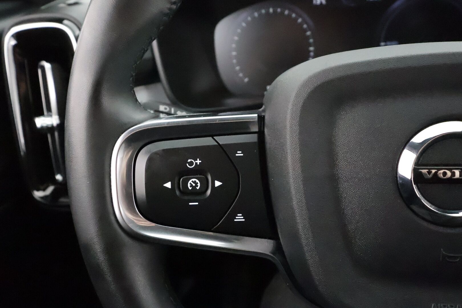 Volvo XC40 2024 T5 TwE Plus Dark aut * ACC / LED / P.kamera / Navi / Kaistavahti / Digimittaristo / Keyless * - 1-om Suomi-auto / 2x Latauskaapelit / Kahdet renkaat aluvanteilla / Merkkihuollot 